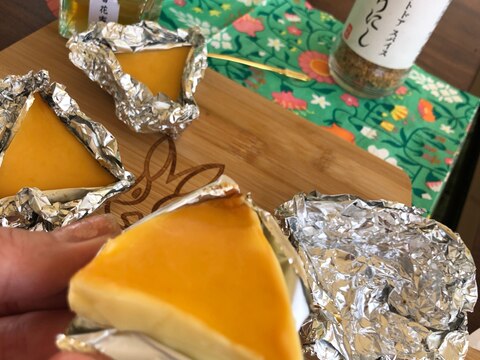 キャンプ 飯♪チーズケーキ風♡6Pチーズの燻製